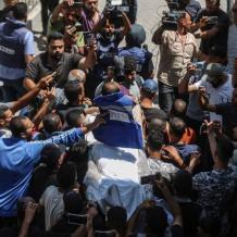استشهاد صحفي متأثرا بإصابته في قصف الاحتلال خيمة صحفيين بغزة