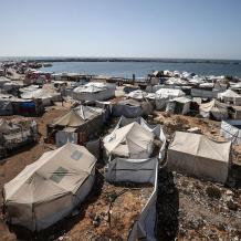 حملة “المأوى حق”: حملة حكومية تطالب بإنهاء حياة الخيام بغزة وإدخال بيوت جاهزة فورًا