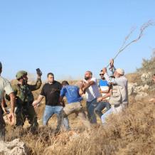 خاص| عيون العالم تراقب اتفاق غزة "الهش"، و خلف ظهره ارهاب المستوطنين في الضفة!