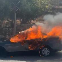 مستوطنون يهاجمون بلدة دير دبروان شرق رام الله ويحرقون مركبتين