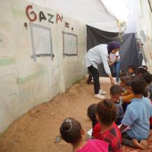 تقرير خاص| ميران صالح... معلمة تُدرّس أبناءها في خيمة وتحلم بمدرسة تعيد لهم الحياة