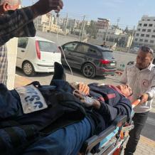 بالصور: إصابة مسعفين وصحفيين في هجوم للمستوطنين في بيتا
