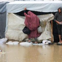 اشتداد تأثير المنخفض الجوي يفاقم معاناة النازحين في قطاع غزة