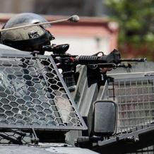 مستوطنون يصيبون مواطنين بالرصاص والاحتلال يعتقل مواطنا في الخليل