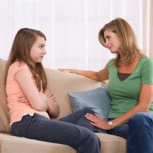 كيف تبني الأم علاقة صحية مع ابنتها في المراهقة؟ أخصائية تجيب لراية 