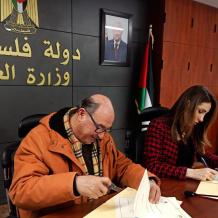 وزارة العمل ومركز الديمقراطية وحقوق العاملين يوقعان مذكرة تفاهم