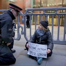 الشرطة البريطانية تعتقل الناشطة غريتا تونبري خلال مظاهرة داعمة للفلسطينيين في لندن