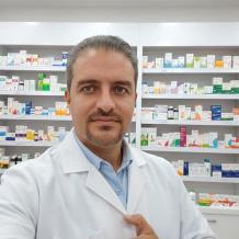 د. خالد عودة.. صيدلي من غزة يحوّل بيته إلى معمل أدوية بدائي لإنقاذ المرضى