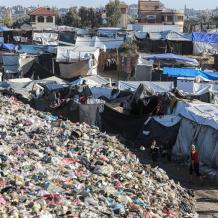 خاص| غزة أمام كارثة بيئية شاملة: النفايات والمجاري والركام تهدد حياة السكان