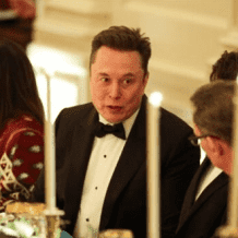 مكاسب تاريخية لإيلون ماسك في 2025 قد تجعله أول تريليونير