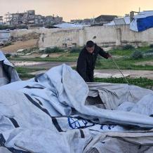 غزة: استمرار القصف وغرق خيام واقتلاعها بفعل المنخفض الجوي