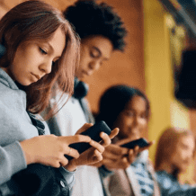 منصات التواصل تضغط نفسيًا على المراهقين… والفتيات الأكثر تضررًا