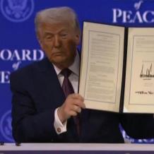 ترامب يوقّع ميثاق مجلس السلام في دافوس