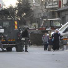 الاحتلال يواصل حصار وإغلاق حزما شمال شرق القدس لليوم الثاني