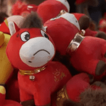 "الحصان الباكي".. خطأ مصنعي يحوّل دمية عادية إلى هوس يغزو أسواق الصين