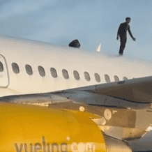 تأخر رحلة سفر بسبب "رقصة" على سطح الطائرة