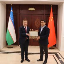 السفير عواد يلتقي سفير أوزبكستان لدى الصين ويبحثان سبل تعزيز العلاقات الثنائية