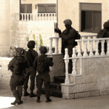 الاحتلال يحول منازل لمواطنين في حزما ثكنا عسكرية