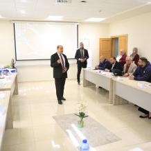 أبو زيد يحاور متدربي برنامج الإدارة والقيادة حول المفاوضات وإدارة الأزمات