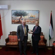 السفير عواد يلتقي سفير جمهورية سلوفاكيا لدى الصين ويضعه في صورة الأوضاع الفلسطينية