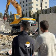 بالفيديو: الاحتلال يجبر مقدسيا على هدم منزله في بيت حنينا