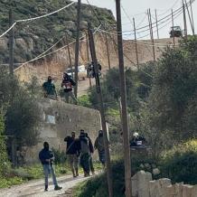 إصابات في اعتداء للمستوطنين وجنود الاحتلال جنوب نابلس