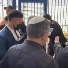 بن غفير يقتحم سجن "عوفر" ويشرف على التنكيل ويهدد الأسرى