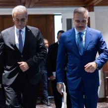 وزير الخارجية التركي يستقبل رئيس اللجنة الوطنية لإدارة قطاع غزة في انقرة