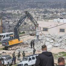 الاحتلال يخطر بإخلاء وهدم أكثر من 20 منزلا ومنشأة في عناتا شمال القدس