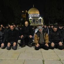 آلاف المصلين يؤدون العشاء والتراويح في الأقصى 