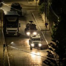 الاحتلال يفجر منزلا ويعتقل شابا في بيت أمر شمال الخليل