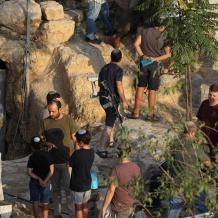 مستوطنون يقتحمون مسكناً في خربة الحلاوة ويخربون ألواح طاقة شمسية وأسواراً بمسافر يطا