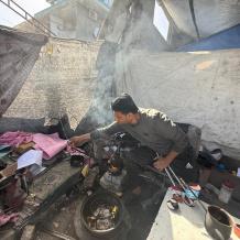 خاص | من موقدٍ بديل إلى حديقةٍ صغيرة… نصير يحوّل البتر إلى حياة في خيمة النزوح