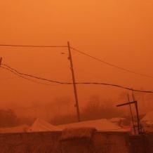 شاهد: عاصفة رملية تضرب قطاع غزة وتفاقم مأساة النازحين