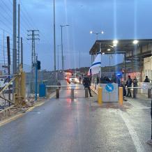 الاحتلال يصيب مواطنا بالرصاص ويعتدي على نجله عند حاجز بيت إكسا