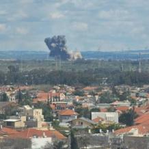 صاروخ إيراني يسقط قرب محطة كهرباء الخضيرة وسط تفعيل صفارات الإنذار