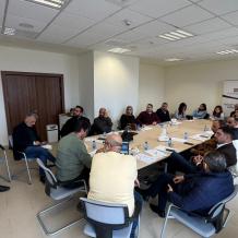 لجنة الانتخابات تبحث تعزيز التوعية والتغطية الإعلامية في لقاءات مع كُتّاب ومحللين وإعلاميين