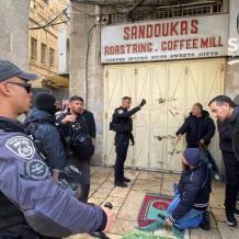 الاحتلال يمنع المقدسيين من الصلاة في شارع صلاح الدين