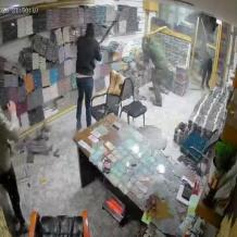 القبض على 3 أشخاص مشتبه بهم بتحطيم محل تجاري في الخليل