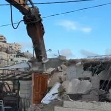 الاحتلال يُجبر مواطنا على هدم منزله في حي البستان ببلدة سلوان