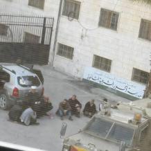 الخليل: قوات الاحتلال تعتقل وزير الأوقاف السابق وتحتجز صحفيا