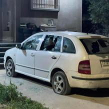 مستوطنون يحرقون مركبة ويهاجمون منازل المواطنين جنوب نابلس