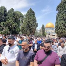 75 ألف يؤدون صلاة الجمعة في الأقصى