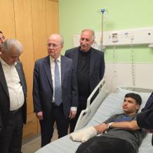 رئيس الوزراء يعود جرحى قرية المغير في المستشفى الاستشاري