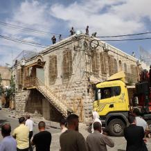الاحتلال ينفذ أعمال بناء فوق سطح مبنى بلدية الخليل القديم المغلق منذ سنوات