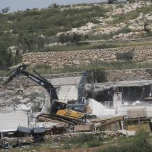 الاحتلال يهدم منزلا في بلدة بيت حنينا التحتا شمال القدس
