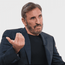 كاظم الساهر يخلع عباءة النجومية ويكشف عن وجه "المعاناة" والفقد الذي لا يُرمم
