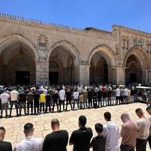 صور | 65 ألفا يؤدون الجمعة في المسجد الأقصى