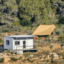 مواطنون يفككون بؤرة استيطانية على أراضي دير أبو مشعل