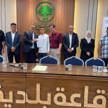 ضمن مشروع الوظائف الخضراء .. الحوامدة يلتقي مزارعي الخليل ويسلّم منحاً مالية لـ69 مستفيداً
